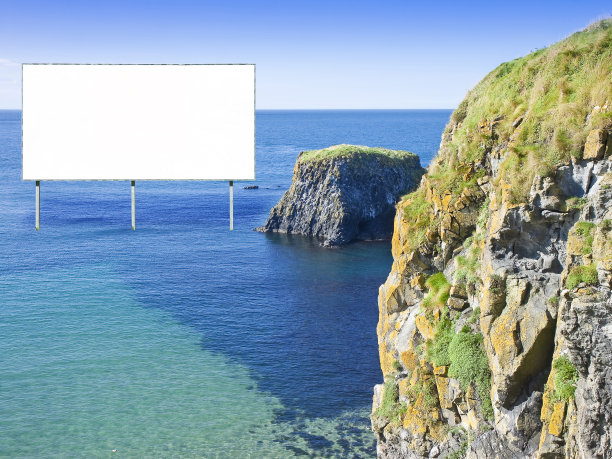 空白广告广告牌上的一个小岩石岛在海洋中间-概念形象的复制空间图片下载