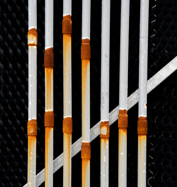 老旧生锈的工业管道，部分冷却系统，不安全报警，防锈，管道维修，管道变质图片下载