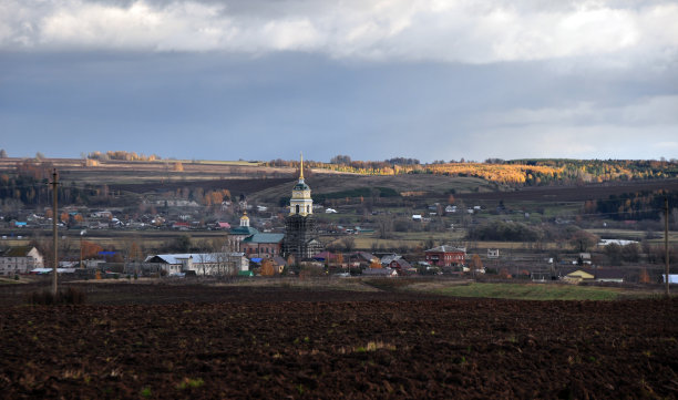 秋天的照片在村庄、公路、田野和森林中冲刺图片下载