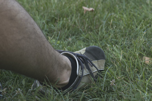 一个男人右腿的高角度视图。图片下载