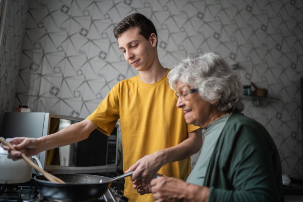 孙子和奶奶在家做饭图片下载