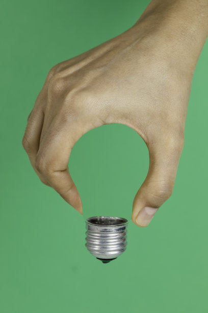 手中的灯泡图片下载