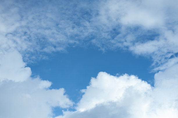 夏天的早晨，蓝天白云图片下载