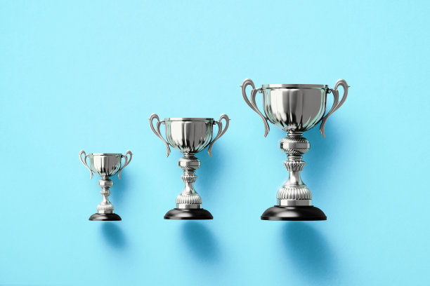 蓝色背景上的银杯图片下载