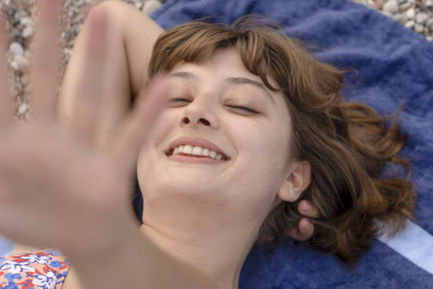 沙滩上微笑的女人图片下载