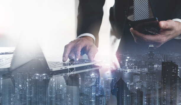 商业技术、金融和投资理念。双重曝光商人在现代办公室和城市景观中使用笔记本电脑工作图片下载