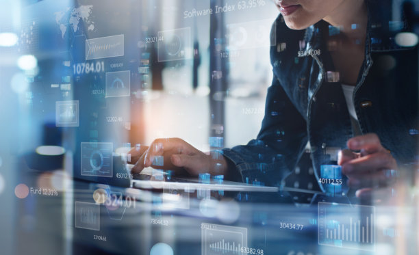 数据分析，商业智能与关键性能指标(KPI)仪表板，数据科学概念。在笔记本电脑上工作的女商人在虚拟屏幕上分析财务图表图片下载