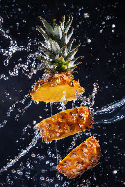 飞溅与菠萝：透明液体倾倒在多汁菠萝上图片下载