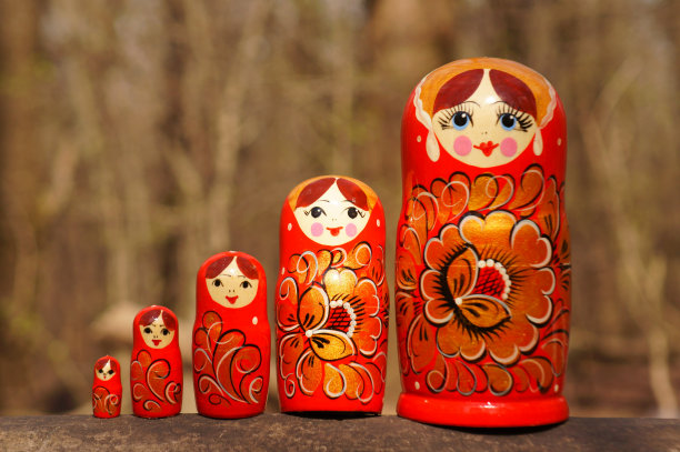特写的一排木制套娃。图片下载