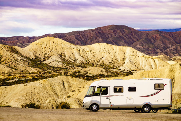 露营车在塔伯纳斯沙漠，西班牙图片下载