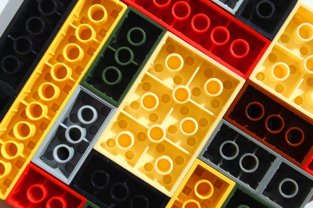 抽象的灰色色彩纹理。孩子们的构造器躺在一个平面上。图片下载