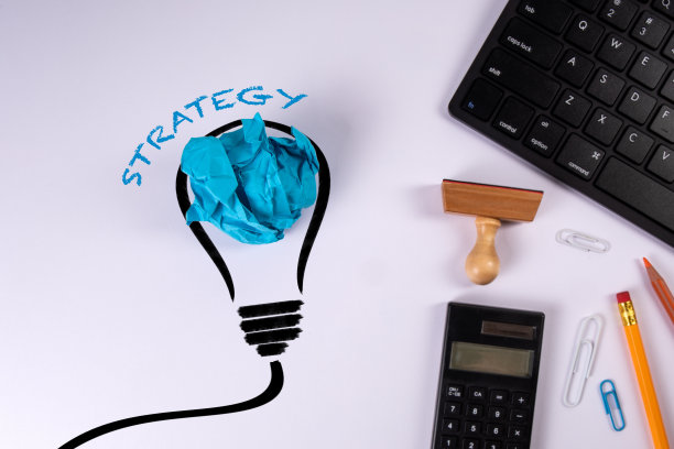 战略,经营理念。办公用品放在白色的桌子上图片下载