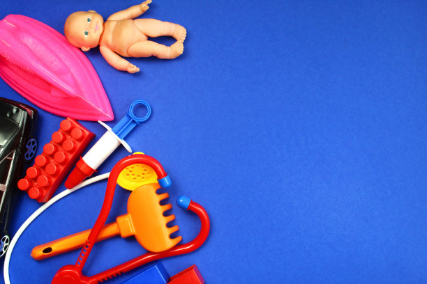 许多儿童玩具放在蓝色的背景上，并留出文字空间。图片下载