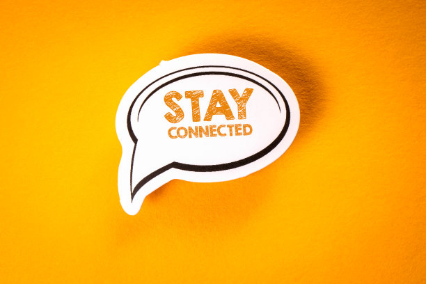 保持联系。带有黄色背景文字的语音泡泡图片下载