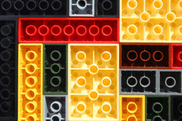 抽象的灰色色彩纹理。孩子们的构造器躺在一个平面上。图片下载