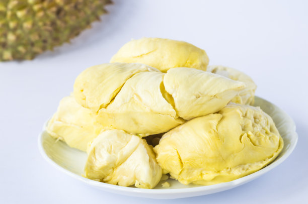 金黄色的成熟榴莲放在白色的盘子里图片下载