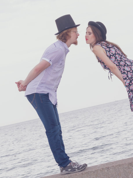 海边的一对老夫妻图片下载