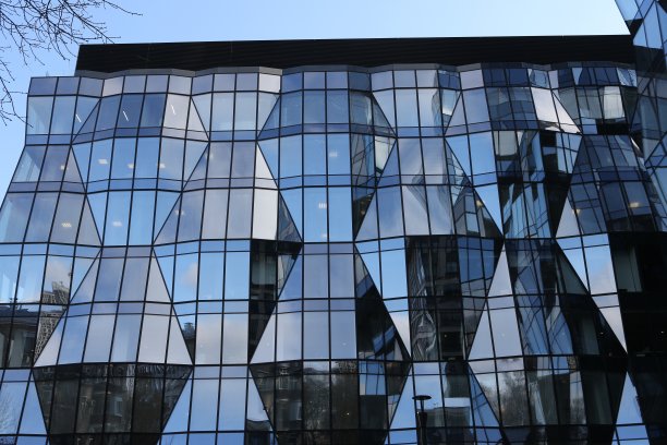 俄罗斯莫斯科市的新建筑立面，现代建筑风格，城市地标，外观对称图片下载