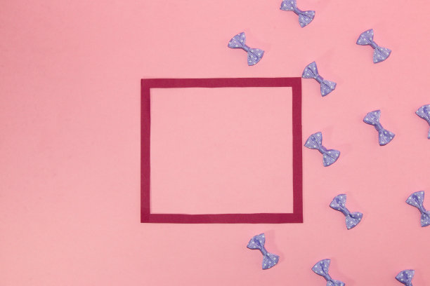 紫色蝴蝶结在粉红色的背景与框架，创意的现代设计，复制空间，创意的想法图片下载