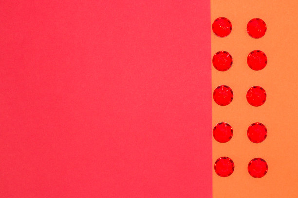 红橙色背景，红色部分作为复制空间，橙色部分搭配红色宝石，创意艺术现代设计，极简概念，复制和产品空间图片下载