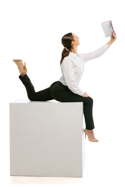 年轻的商业女性穿着商业风格的服装在运动孤立在白色背景。创业、创业、开放空间、专业的职业理念。图片下载