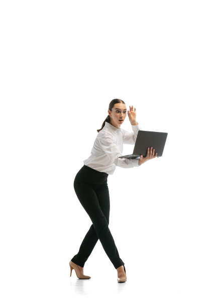 年轻优雅的女孩在商业风格的衣服在行动的肖像孤立在白色背景。当代舞蹈、创业、开放、专业的职业理念。图片下载