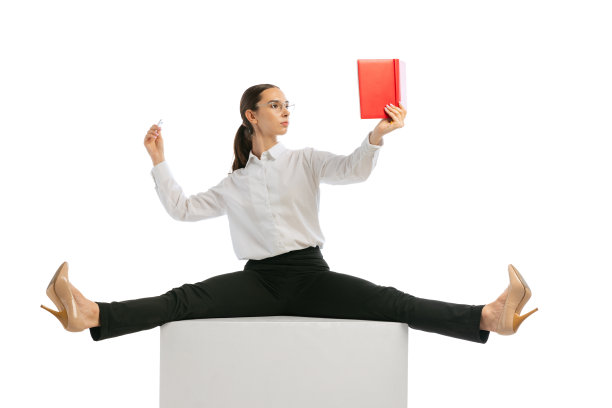 年轻优雅的女孩在商业风格的衣服在行动的肖像孤立在白色背景。当代舞蹈、创业、开放、专业的职业理念。图片下载