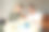 在一次家庭早餐中，一个男人使用笔记本电脑工作图片下载