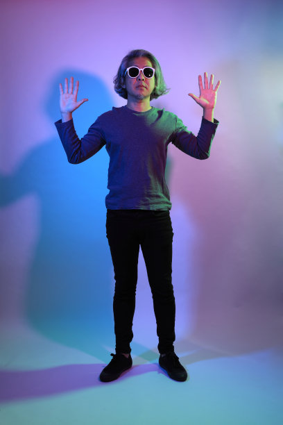 色彩鲜艳的男人图片下载