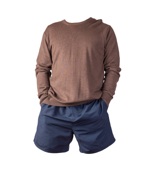 针织毛衣和短裤孤立在白色背景。每天穿的衣服图片下载