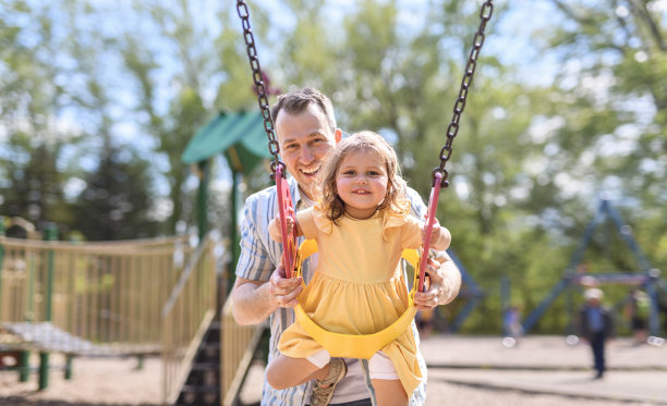 父亲和他可爱的小女儿推秋千图片下载
