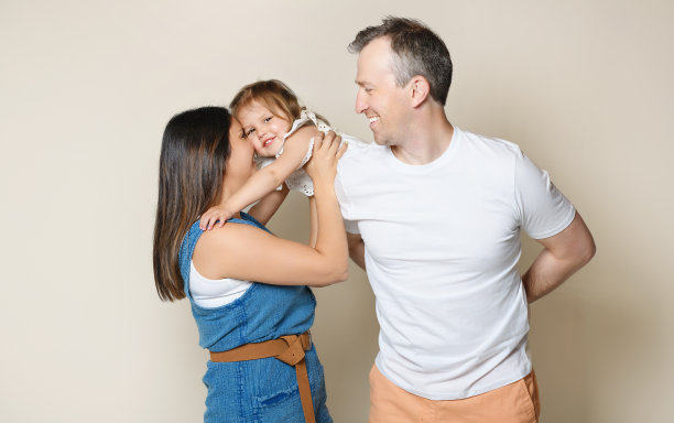 母亲和他的宝贝女儿在演播室的白色背景图片下载