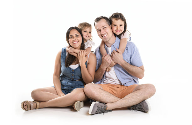 他的家庭和他的两个女儿在演播室的白色背景图片下载