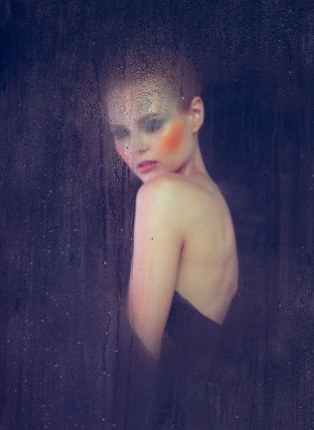 美丽女人的肖像与明亮的化妆姿势孤立在紫色的背景。有烟雾的雾玻璃效果。浪漫的看图片下载