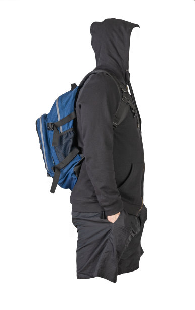 背包，运动衫，白色背景的短裤。图片下载