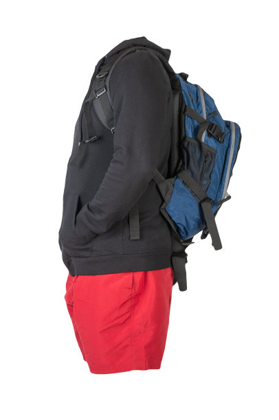 背包，运动衫，白色背景的短裤。图片下载