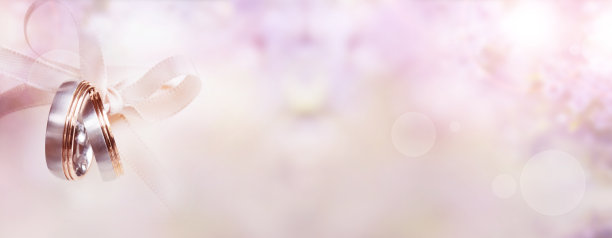 结婚戒指在粉红色的背景图片下载