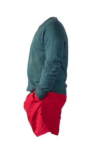 针织毛衣和短裤孤立在白色背景。每天穿的衣服图片下载