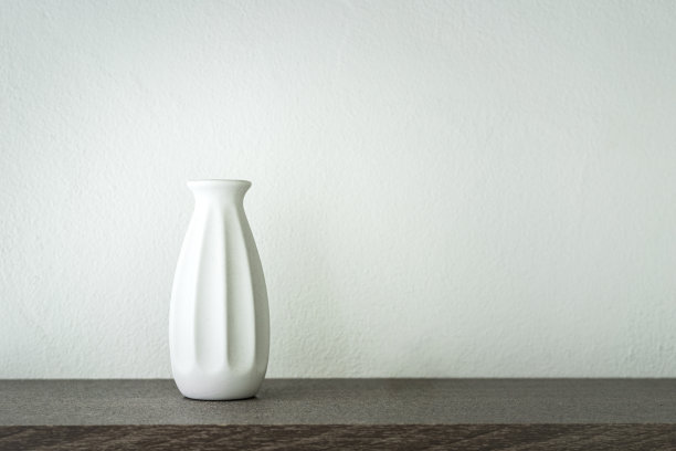 一个最小的陶瓷花瓶-室内装饰。图片下载