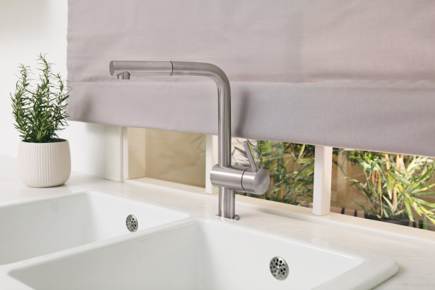 白色的双碗厨房水槽放在窗前图片下载