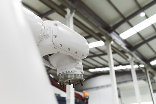 机器人工厂，一个准备工作的白色机械臂的特写图片下载