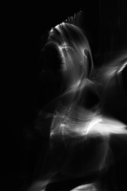 光绘的光迹中抽象的人体剪影图片下载