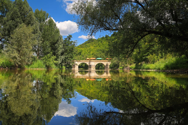 图林根州克鲁兹堡横跨韦拉河的中世纪桥图片下载