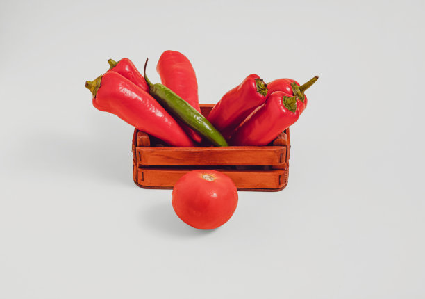青椒装在木箱里，番茄白底图片下载