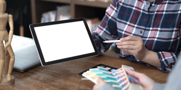 在新项目中与创意设计师团队合作，在工作场所使用工作工具和设备选择色卡样品，在数字平板上选择着色。图片下载