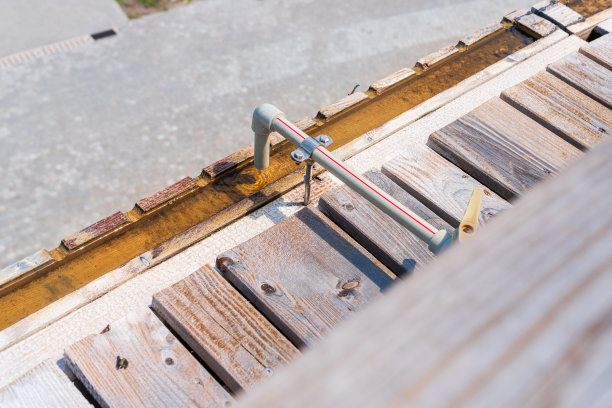 详细介绍了卤水分级塔技术。将盐水倒入木制水槽的水龙头图片下载
