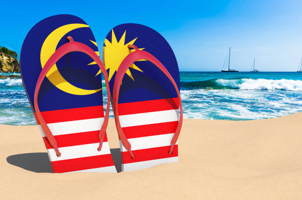 沙滩上挂着马来西亚国旗的人字拖。马来西亚度假村、度假、旅游、旅游套餐概念。三维渲染图片下载