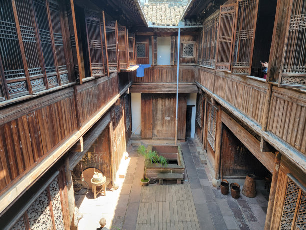 木制的中国家或有庭院的房子图片下载