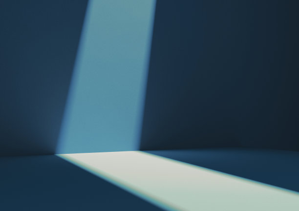 为您的产品照明的广场展示平台。背景是酒红色的墙。图片下载