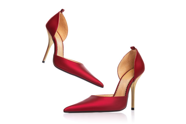 女人的复古风格的鞋子。红色高跟鞋孤立在白色背景。艺术概念，广告，60、70年代复古时尚风格。永恒的经典图片下载